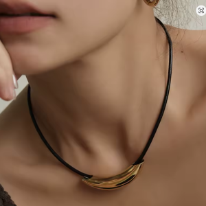 Alternative view of Custom Arc Pendant Elevate